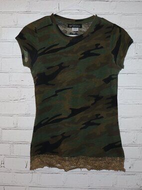 💚 Self Esteem Camo Lace‑Trim Tee · Women’s Medium · Y2K Style